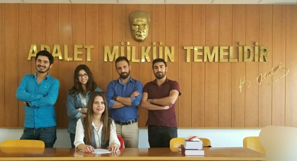 Hukuk Fakültesi Öğrencilerimiz ELSA Kurgusal Duruşma Yarışmasında önemli bir başarı elde etti.