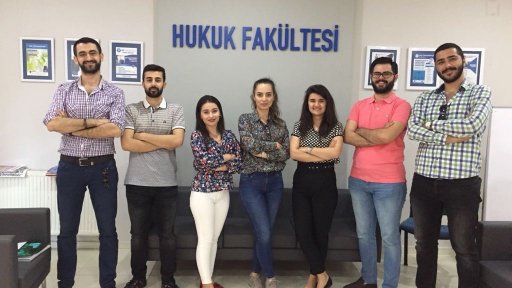 Hukuk Fakültesi öğrencilerimiz, ELSA İstanbul Prof.Dr. Rona Serozan III. Kurgusal Duruşma Yarışmasında yazılı aşamayı başarı ile geçerek sözlü aşamaya kaldılar.