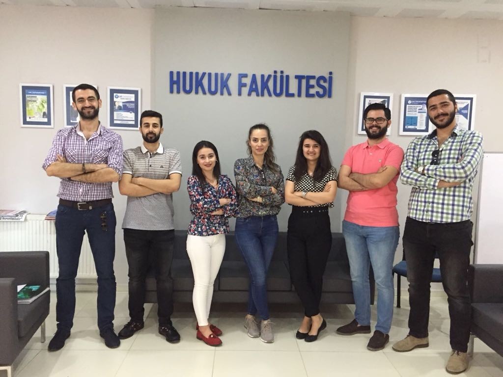 Hukuk Fakültesi öğrencilerimiz, ELSA İstanbul Prof.Dr. Rona Serozan III. Kurgusal Duruşma Yarışmasında yazılı aşamayı başarı ile geçerek sözlü aşamaya kaldılar.